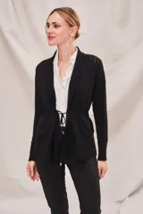 Cardigan color salmón de algodón y elastano, con solapa y lazo ajustable en la cintura.