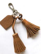 Pulsera de cuero vacuno color borgoña con broche dorado, pulsera de cuero vacuno color rosa pálido, pulsera de cuero vacuno color gris con la palabra "Guiller" grabada y pulsera de cuero vacuno color verde oscuro con la palabra "Enzo" grabada.