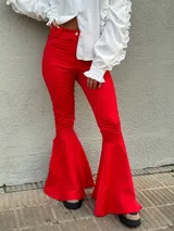 Pantalón negro de tiro alto con corte acampanado y terminación en volado en el ruedo.
