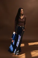 Top de manga larga color marrón chocolate, tejido acanalado, con escote cruzado en V y corte al cuerpo.