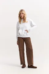 Jean baggy de tiro medio confeccionado en algodón, con diseño de piernas amplias, estilo slouchy y efecto gastado.