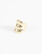 Earcuff metálico de diseño voluminoso con acabado brillante y textura irregular.