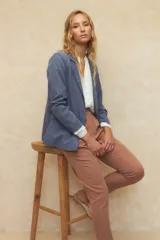 Pantalón negro de vestir con elástico en la cintura, bolsillos laterales y dos bolsillos simulados en la parte trasera.