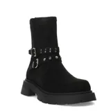 Botas de caña media color negro, confeccionadas en material sintético con acabado gamuzado. Presentan suela track con plataforma, cierre lateral y dos correas decorativas con hebillas metálicas y tachas plateadas en el tobillo.