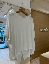 Remerón manga corta confeccionado en morley de viscosa con terminación de la espalda en pico.