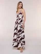 Vestido largo con estampado animal print abstracto en tonos marrón y crudo, tirantes finos ajustables, escote en V con abertura central y falda fluida de corte maxi.
