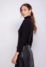 Polera de cuello alto y manga larga, confeccionada en tejido de punto acanalado con ajuste al cuerpo.