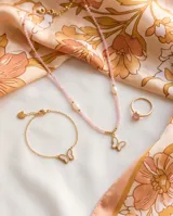 Collar de acero con baño de oro, compuesto por pequeñas piedras naturales rosadas, perlas cultivadas y un dije colgante en forma de mariposa con centro de nácar.
