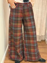 Pantalon de corte ancho y holgado, confeccionado en mezcla de algodón, viscosa y lino. Presenta costuras decorativas, pinzas debajo de la rodilla, bordado de monograma en el bolsillo delantero y pespuntes a contratono.