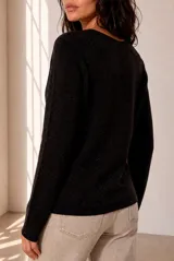 Sweater tejido de punto color bordó, con escote en V y mangas largas de corte clásico.