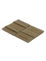 Billetera de cuero marrón con tarjetero y detalle de diseño minimalista.