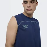 Musculosa deportiva Umbro Balance de color negro, con detalles de ribetes grises en el pecho y el logo de la marca bordado en blanco.