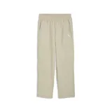 Pantalón cargo de corte relajado color tostado, con bolsillos laterales tipo cargo y diseño de costuras reforzadas en las rodillas. Presenta cintura elástica y logo de la marca bordado en la pierna.