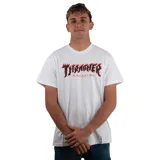 Remera blanca de manga corta con estampado frontal del logo de Thrasher Magazine en color negro con efecto de llamas rojas.