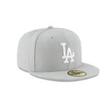 Gorro New Era gris con logo de los L.A. Dodgers bordado en el frente.