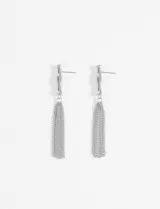 Par de aros colgantes plateados con forma de barra y flecos de cadenas finas.