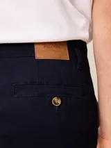 Pantalon tipo chino de corte recto, color azul marino, con cierre de boton y cremallera, bolsillos laterales y traseros.