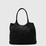 Bolso tipo tote de rafia tejida en color negro, con asas largas de cuero sintético y diseño espacioso.
