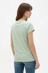 Remera de algodón color beige, de cuello redondo y manga corta con vuelta fija. Presenta un estampado frontal con la leyenda 'Fruit of The Soul' y un diseño de frutillas con un moño verde.