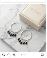 Caravanas de aro de plata 925 con diseño trenzado y dijes colgantes en forma de lágrima con cristales negros.