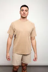 Remera color beige con estampa de tres rayos negros y la frase "Rock That Day".