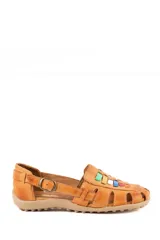 Sandalias chatitas de cuero marrón, con diseño de tejido trenzado en la puntera y empeine con detalles de tiras de colores, cierre de hebilla lateral y suela plana.