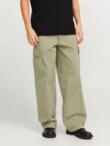 Pantalón cargo de corte amplio y tiro medio, confeccionado en tejido de sarga resistente. Presenta bolsillos laterales tipo cargo, bolsillos delanteros y traseros, con cierre de cremallera.