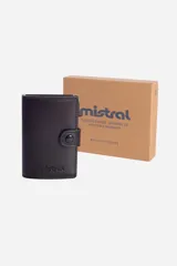 Billetera tarjetera Mistral Wallace de cuero sintético negro con cierre de botón a presión. Incluye caja de cartón con logo de la marca.