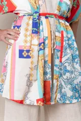 Kimono italiano de satén estampado con motivos geométricos y florales en tonos rojo, azul, naranja y dorado. Incluye lazo de ajuste en la cintura.