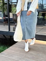 Bolso tote de cuero color crudo, con doble asa corta y diseño minimalista.