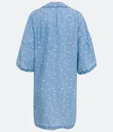 Kimono de lyocell (tejido tipo jean) color celeste claro con estampado repetitivo de pequeños peces blancos. Diseño de manga corta ancha y abertura frontal que se ajusta con un lazo fino en la cintura.