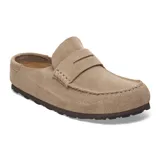 Mocasines tipo zueco de gamuza color taupe, con diseño de puntera redondeada, costuras decorativas y suela de goma oscura.