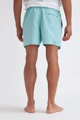 Short de baño celeste con cordón de ajuste en color naranja.