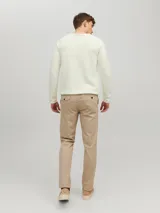 Sweater de manga larga con cuello redondo, confeccionado en tejido de punto con textura estructurada.
