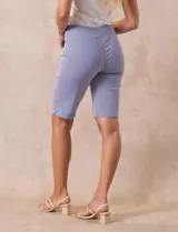 Bermuda a la rodilla con estampado de rayas verticales azules y blancas, pretina ancha elastizada.