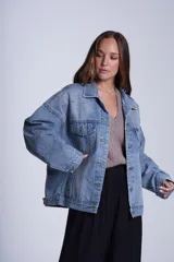 Campera de jean celeste con tachas de estrellas plateadas en la parte superior.