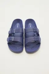 Sandalia tipo Birkenstock de color azul oscuro, fabricada en material sintético con dos tiras ajustables con hebillas al tono.