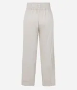 Pantalón pantacourt color crudo, de sarga con efecto lino, con cintura elástica y bolsillos delanteros.