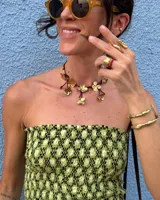 Aros dorados con forma de flor.