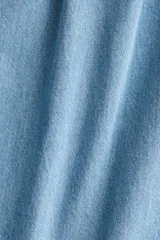Pollera acampanada de denim color celeste, modelo largo de corte evasé con frunces en la cadera para mayor volumen.