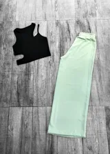 Pantalón palazzo color marrón claro con cintura elastizada.