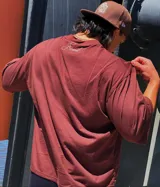 Remera color arena con cuello redondo y estampado frontal con letras "MTPE" en marrón.