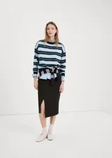 Jersey de punto a rayas horizontales en tonos azul, celeste, blanco y negro, con cuello redondo y diseño holgado de manga larga.