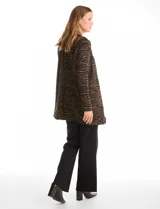 Cardigan abierto de tejido soft con estampado de cuadros en tonos azul y blanco. Presenta corte recto, mangas largas y dos bolsillos frontales aplicados.