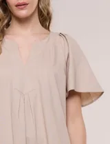 Vestido corto de silueta holgada y estilo túnica de la marca Signature, color beige, con escote en V, pliegues centrales en el frente y mangas cortas acampanadas.