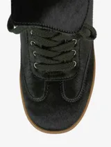 Zapatillas negras con cuña oculta, parte superior de cuero y suela de goma color caramelo.