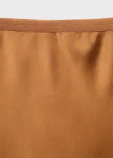 Falda midi de corte recto con acabado satinado y cintura elástica.