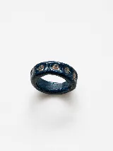 Anillo artesanal de arcilla polimérica en color azul oscuro con acabado brillante y destellos incrustados, decorado con pequeñas piedras transparentes engarzadas a lo largo de la pieza.