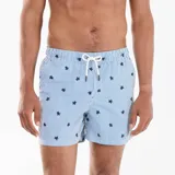 Short de baño con diseño de rayas verticales blancas y celestes, decorado con pequeños estampados de tortugas en color azul marino. Cuenta con cintura elástica y cordón ajustable blanco.