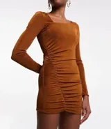 Vestido corto color marrón, de poliéster con elastano, con escote asimétrico, mangas largas y detalle fruncido lateral.